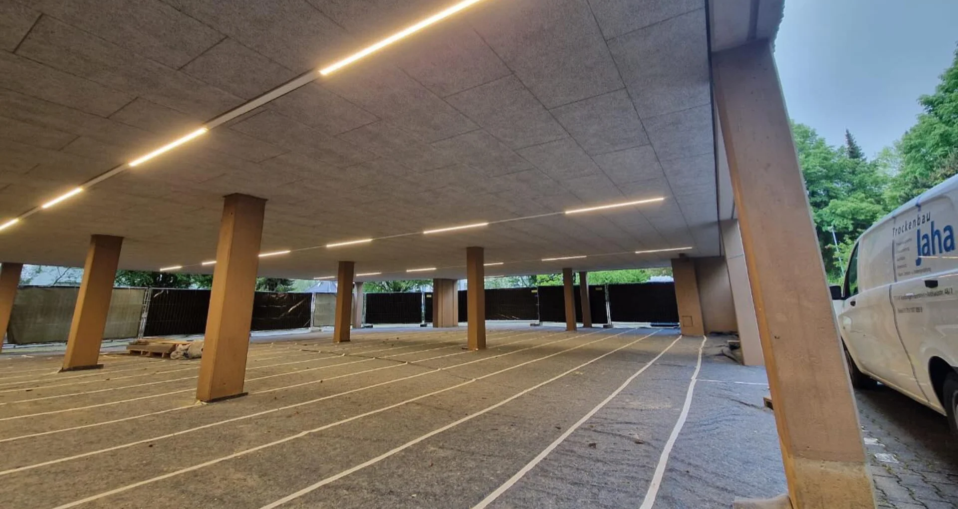 Demontage Alupaneeldecke & Neumontage Akustik Holzfaser-Zementdecke