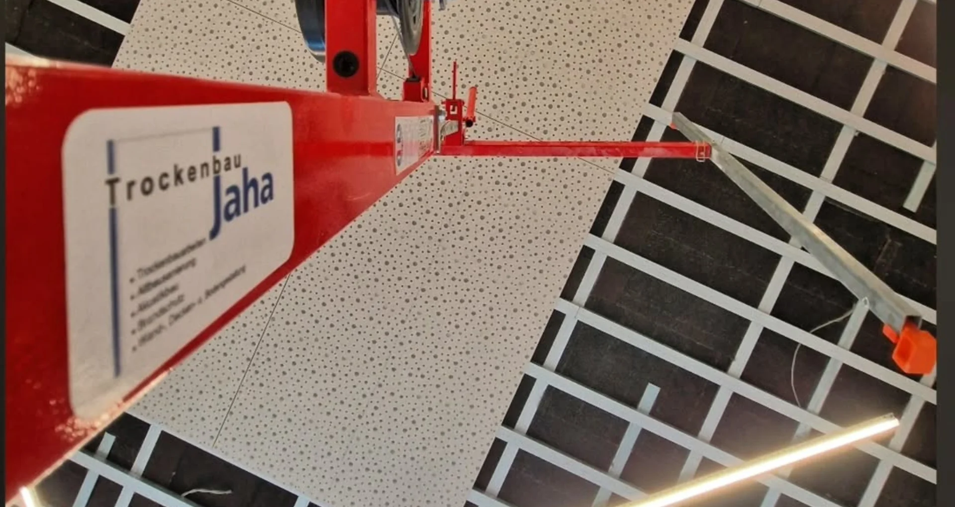 Einbau von Deckenplatten mit Spezialwerkzeug für präzise Ergebnisse