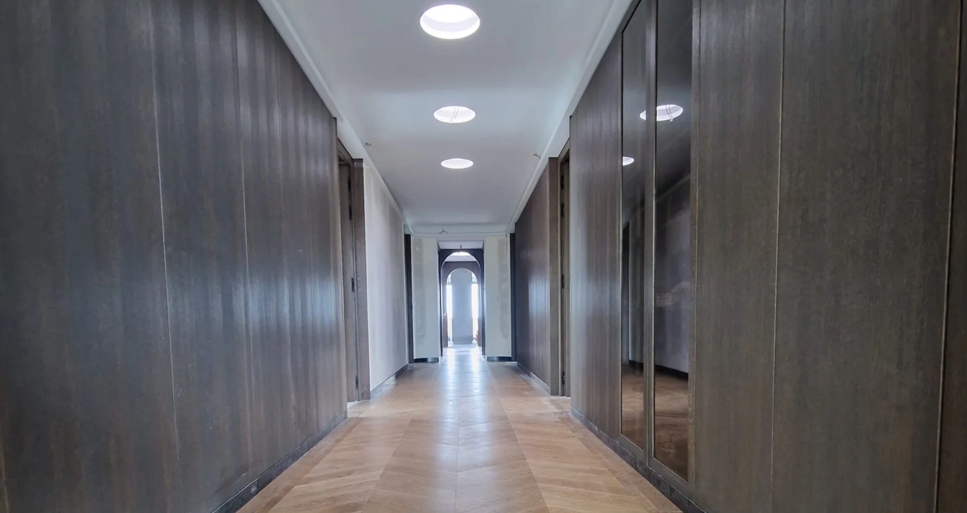Fertiger Flur mit modernen Wandverkleidungen und Deckenbeleuchtung