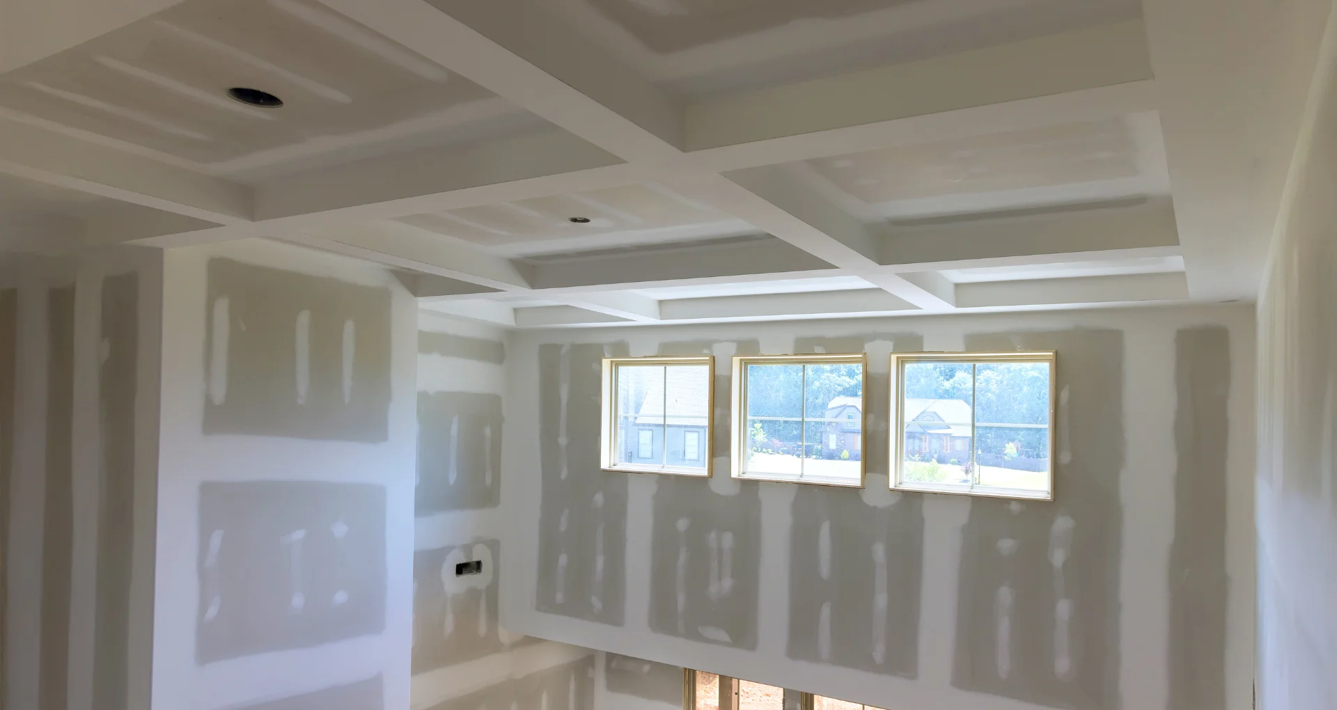 Innenausbau des Neubaus mit Trockenbauwänden, Kassettendecke und großzügigem Wohnbereich