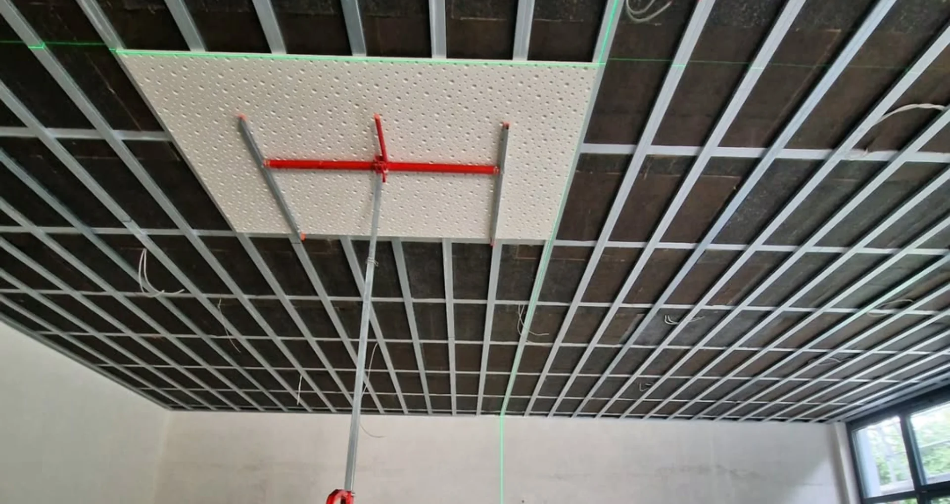 Installation einer schallabsorbierenden Rasterdecke im Innenbereich