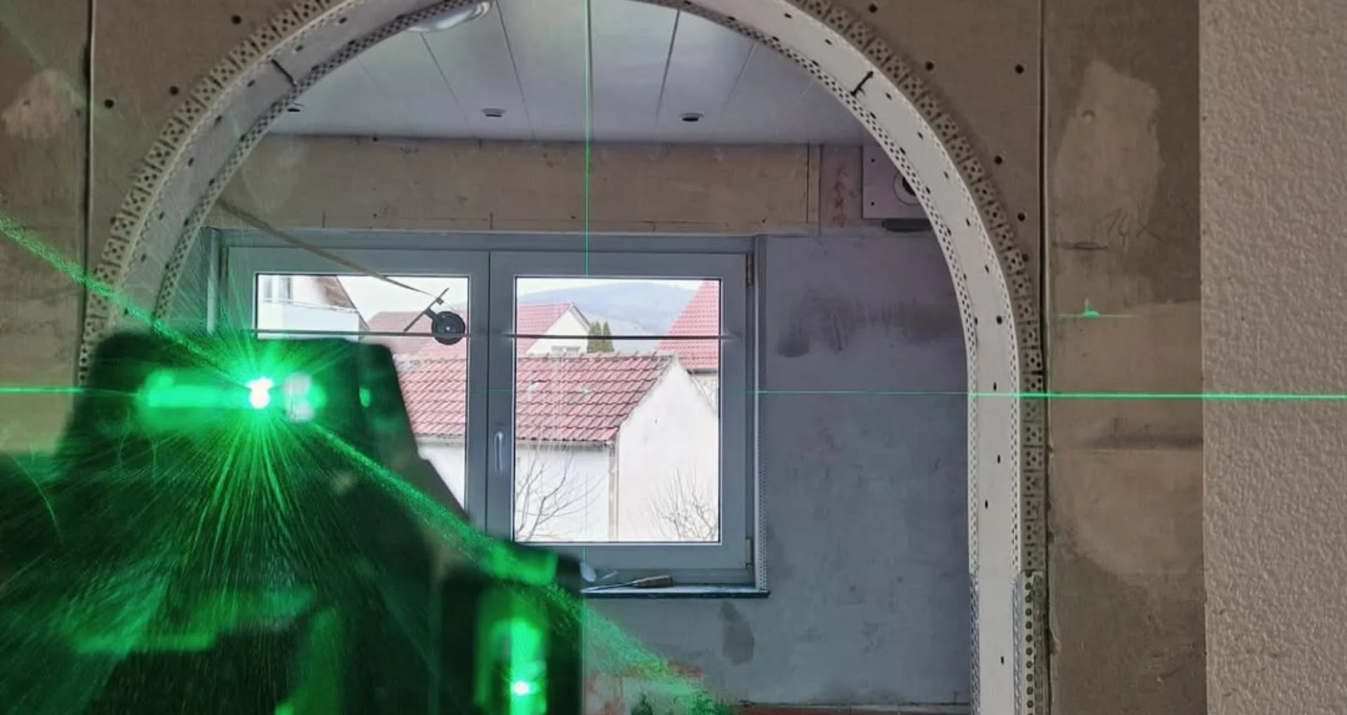 Montage eines runden Trockenbau-Bogens mit Laserpräzision