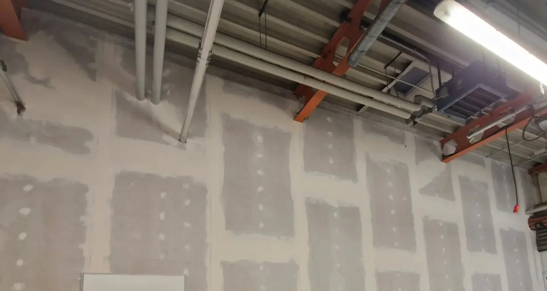 Montage und Verspachtelung von Trockenbauwänden in einem Innenraum