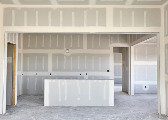 Ausgebauter Raum mit Gipskartonplatten und abgehängter Decke im Ausbauzustand