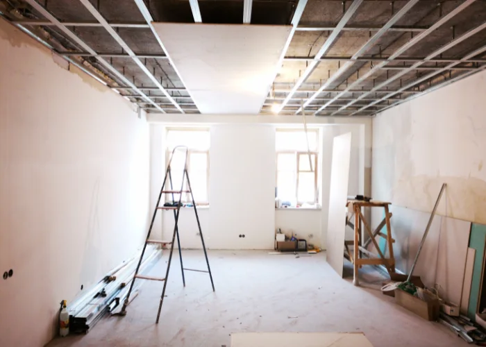 Baustelle im Innenbereich mit montierten und gespachtelten Trockenbauwänden