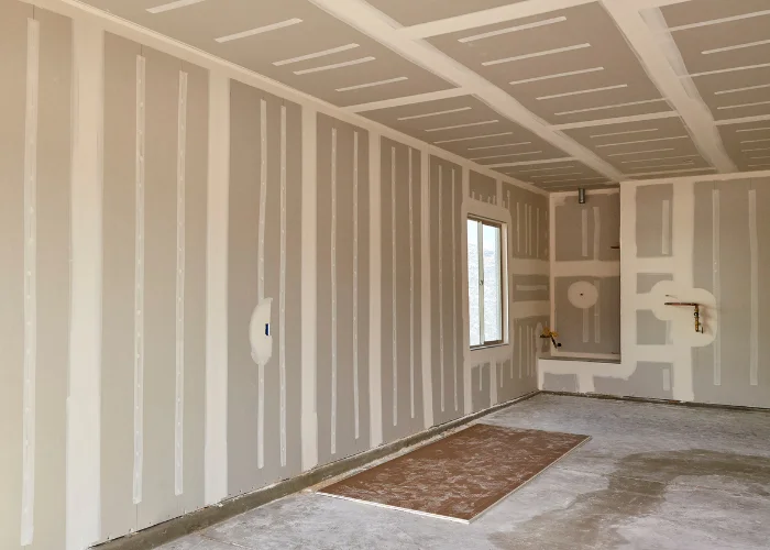 Innenraum im Trockenbau mit frisch montierten Gipskartonwänden und Decken