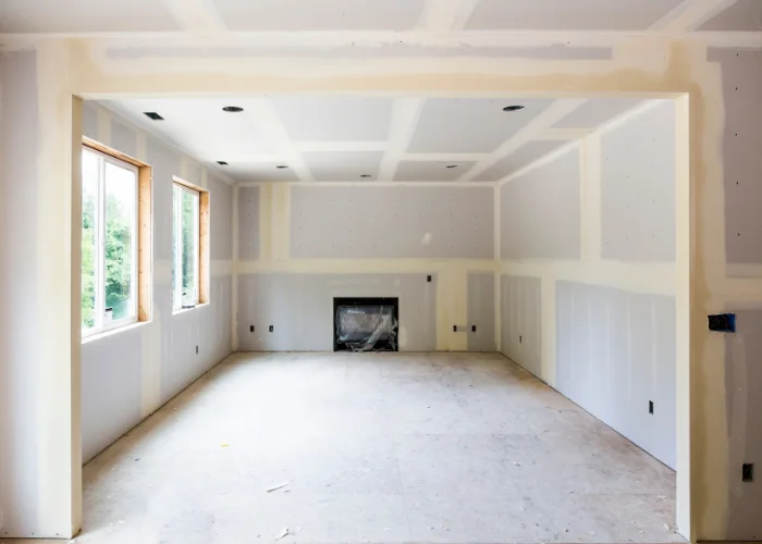 Professionelle Trockenbauarbeiten in einem Neubau mit verspachtelten Wandflächen